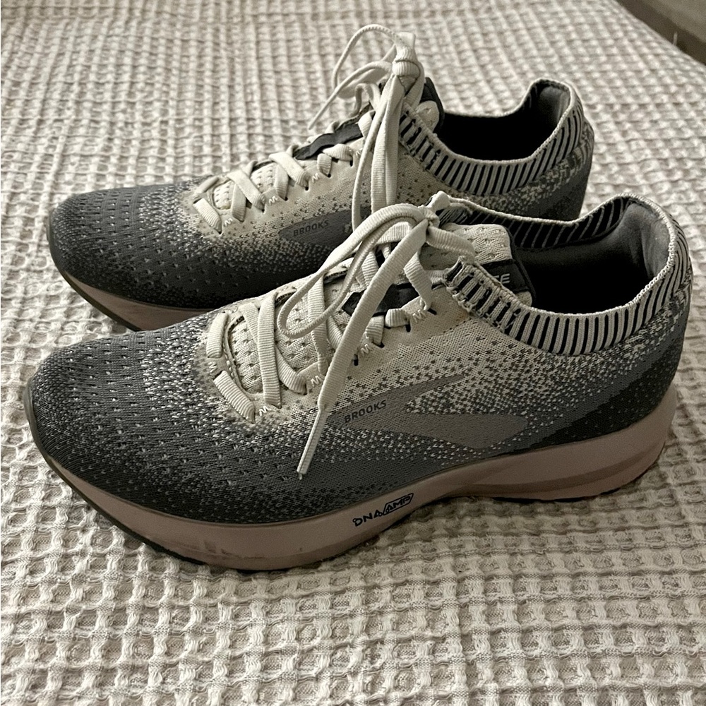 Brookes Woman’s Levitate 2 DNA Amp Running Shoes - grey and lavendar